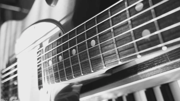Gitara Elektryczna Klawisze Fortepianu Zbliżenie Świetle Słonecznym Światło Cienie Czarno — Zdjęcie stockowe