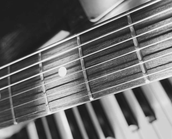 Kytara Krk Klavír Klávesnice Detailně Dřevěných Prknech Černá Bílá — Stock fotografie