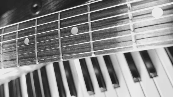 Vintage Old Guitar Piano Keyboards Closeup Wooden Boards Black White — Stock Photo, Image