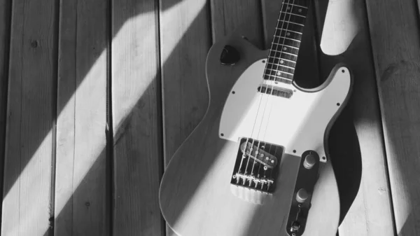 Tahta Tahtaların Üzerinde Klasik Gitar Kapanışı Siyah Beyaz — Stok fotoğraf