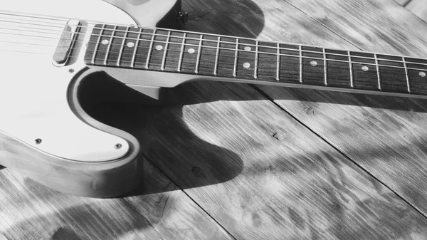 Vintage Vieja Guitarra Primer Plano Las Tablas Madera Blanco Negro —  Fotos de Stock