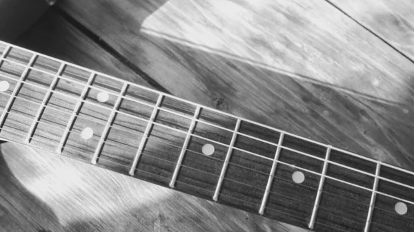 Vintage Velho Closeup Guitarra Nas Tábuas Madeira Preto Branco — Fotografia de Stock