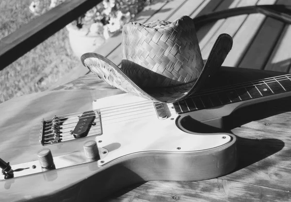 Vintage Guitarra Velha Chapéu Cowboy Closeup Nas Tábuas Madeira Preto — Fotografia de Stock