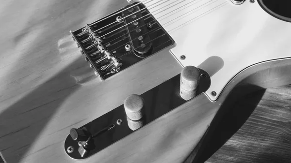 Kaliteli Gitar Kovboy Şapkası Ahşap Tahtaya Yakın Plan Siyah Beyaz — Stok fotoğraf