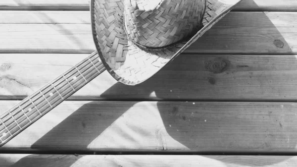 Vintage Old Guitar Cowboy Hat Closeup Wooden Boards Black White — Stock Photo, Image