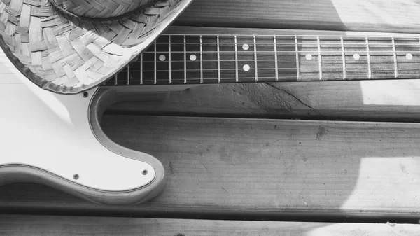 ヴィンテージのギターとカウボーイハットが木の板の上で 黒と白 — ストック写真