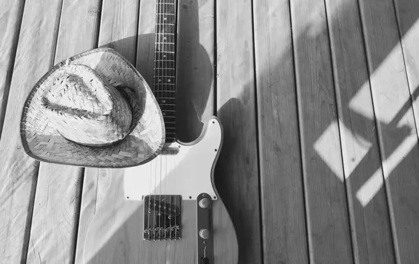 Vintage Electric Guitar Cowboy Hat Closeup Wooden Boards Black White — Stock Photo, Image
