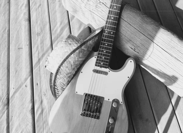 Vintage Electric Guitar Cowboy Hat Closeup Wooden Boards Black White — Stock Photo, Image