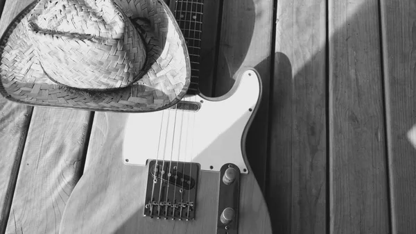 Guitarra Eléctrica Vintage Sombrero Vaquero Primer Plano Las Tablas Madera —  Fotos de Stock