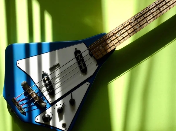 旧式低音吉他在阳光下 颜色背景 复制空间 — 图库照片