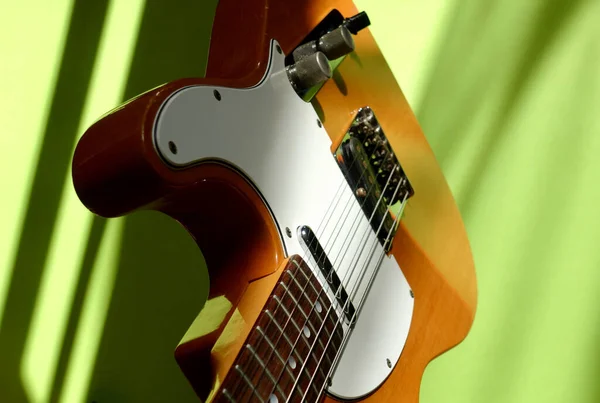 Eski Tip Mavi Bas Gitar Yakın Plan Renkli Arka Plan — Stok fotoğraf