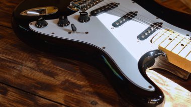  Tahtadaki elektro gitar.                               