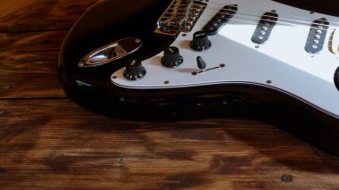  Tahtadaki elektro gitar.                               