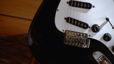 Tahtadaki elektro gitar.                                