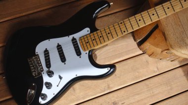 Tahtadaki elektro gitar.                              