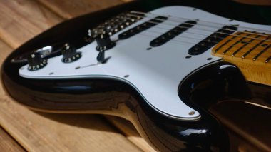 Tahtadaki elektro gitar.                              