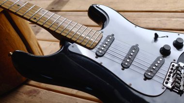 Tahtadaki elektro gitar.                              