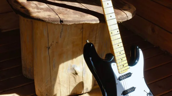 木制木板上的电吉他特写 — 图库照片