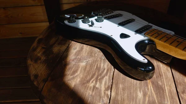 Closeup Guitarra Elétrica Nas Placas Madeira — Fotografia de Stock