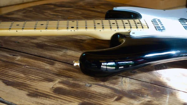 木の板の上のエレキギター — ストック写真