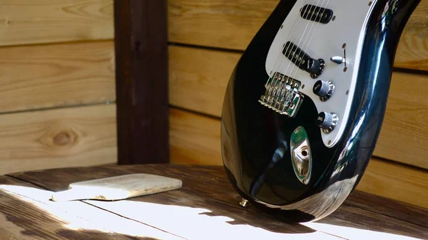 木制木板上的电吉他 — 图库照片