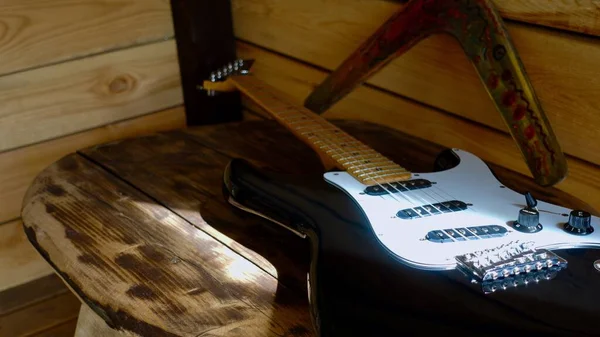 Guitarra Elétrica Bumerangue Nas Tábuas Madeira — Fotografia de Stock