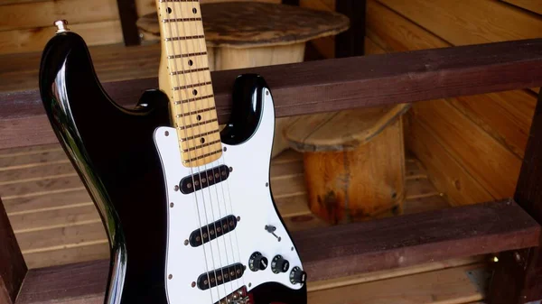 Guitarra Elétrica Nas Tábuas Madeira — Fotografia de Stock