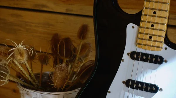 木制木板上的电吉他 — 图库照片
