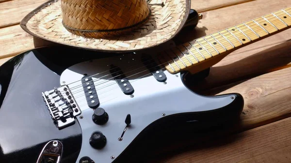 木制木板上的电吉他牛仔帽特写 — 图库照片