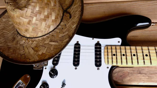 Guitarra Eléctrica Sombrero Vaquero Primer Plano Las Tablas Madera —  Fotos de Stock