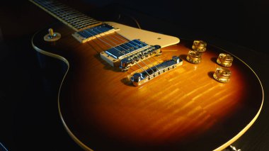 Elektro gitar kapanışı. koyu arkaplan