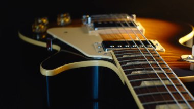 Klasik elektro gitar kapanışı. Işık ve gölge