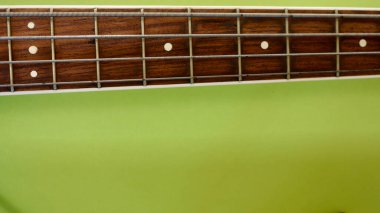 Kopya alanı olan bas gitar yakalı. yeşil arkaplan