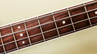 Kopya alanı olan bas gitar yakalı. yeşil arkaplan