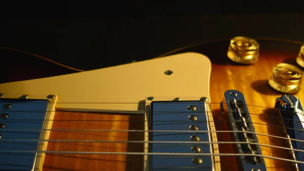 Closeup Guitarra Elétrica Fundo Escuro — Fotografia de Stock