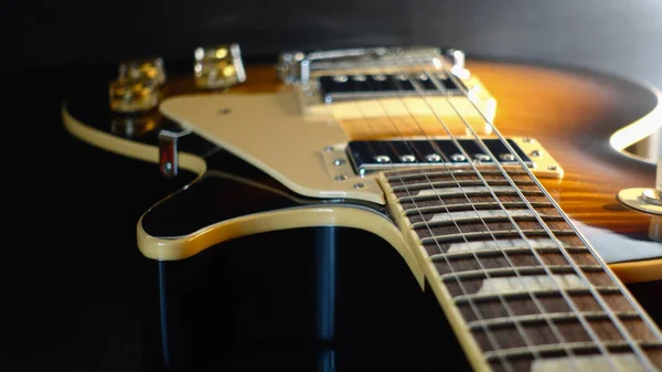 Vintage Closeup Guitarra Elétrica Luz Sombra — Fotografia de Stock