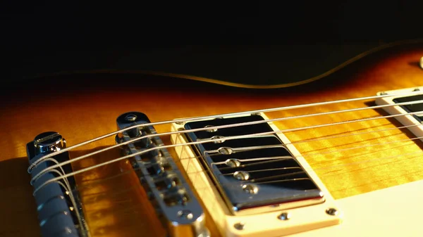 Vintage Closeup Guitarra Elétrica Luz Sombra — Fotografia de Stock