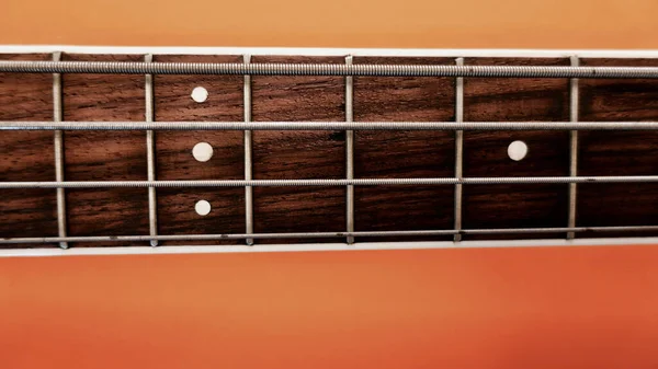 Bajo Guitarra Cuello Primer Plano Copiar Espacio Fondo Naranja —  Fotos de Stock