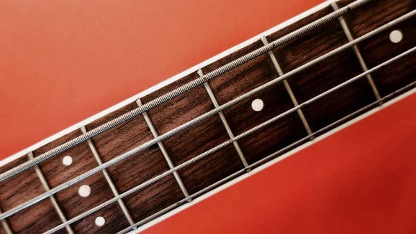 Bajo Guitarra Cuello Primer Plano Copiar Espacio Fondo Rojo — Foto de Stock