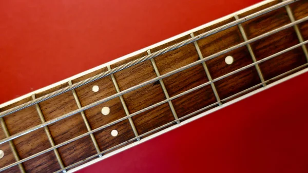 Bajo Guitarra Cuello Primer Plano Copiar Espacio Fondo Rojo — Foto de Stock