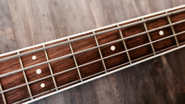 Gitara Basowa Zbliżenie Szyi Odbiór Drewniane Tło Desek — Zdjęcie stockowe