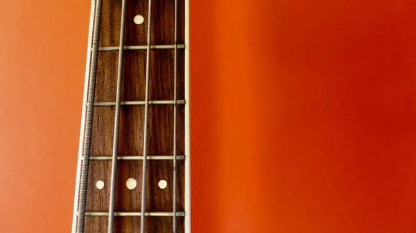 Baixo Pescoço Guitarra Closeup Espaço Para Cópia Fundo Vermelho — Fotografia de Stock