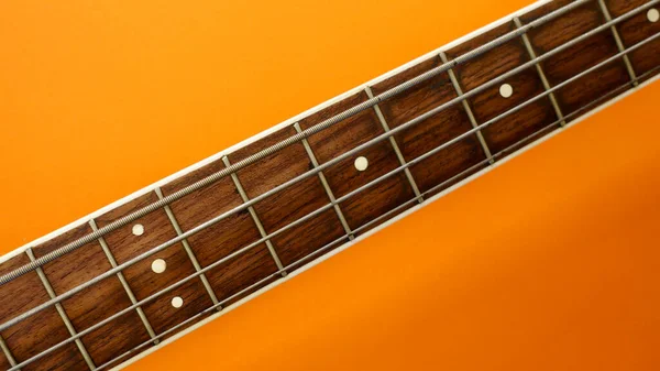 Bass Gitár Nyakát Közelről Másold Helyet Narancs Háttér — Stock Fotó