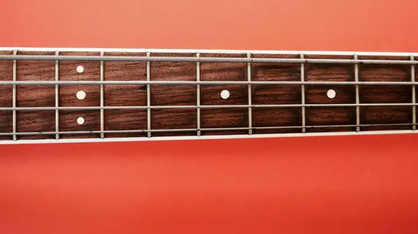 Bajo Guitarra Cuello Primer Plano Copiar Espacio Fondo Rojo — Foto de Stock