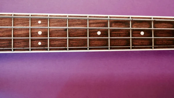 Gitara Basowa Szyi Zbliżenie Odbiór Fioletowe Tło — Zdjęcie stockowe