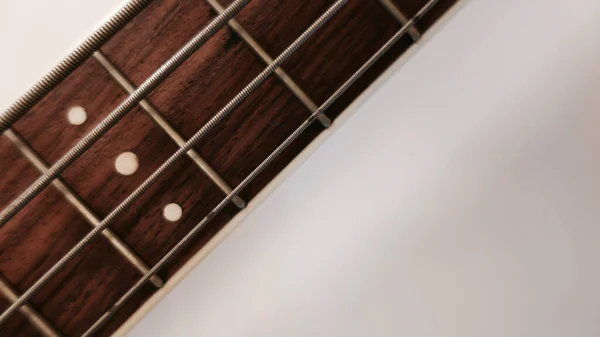 Bass Guitar Neck Closeup Копирование Пространства Белый Фон — стоковое фото