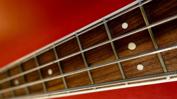 Baixo Pescoço Guitarra Closeup Espaço Para Cópia Fundo Vermelho — Fotografia de Stock