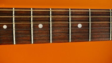 Gitar başlığı yakın plan. Turuncu arkaplan