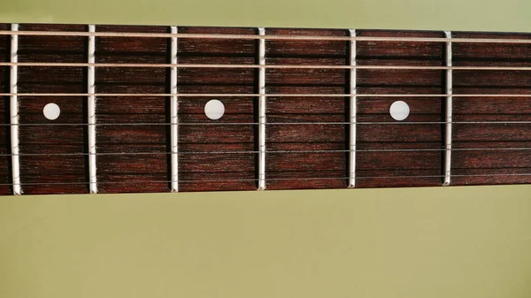 Gitara Headstock Zbliżenie Zielone Tło — Zdjęcie stockowe