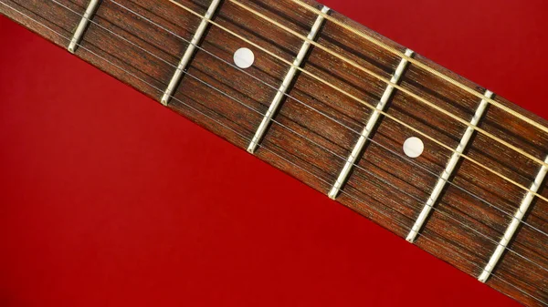 Nahaufnahme Des Kopfstocks Der Gitarre Roter Hintergrund — Stockfoto